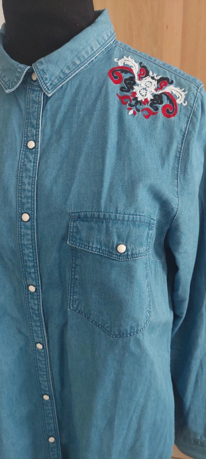 Chemise en jean Divided H&M bleue avec broderies - Taille 44-XL – photo 3